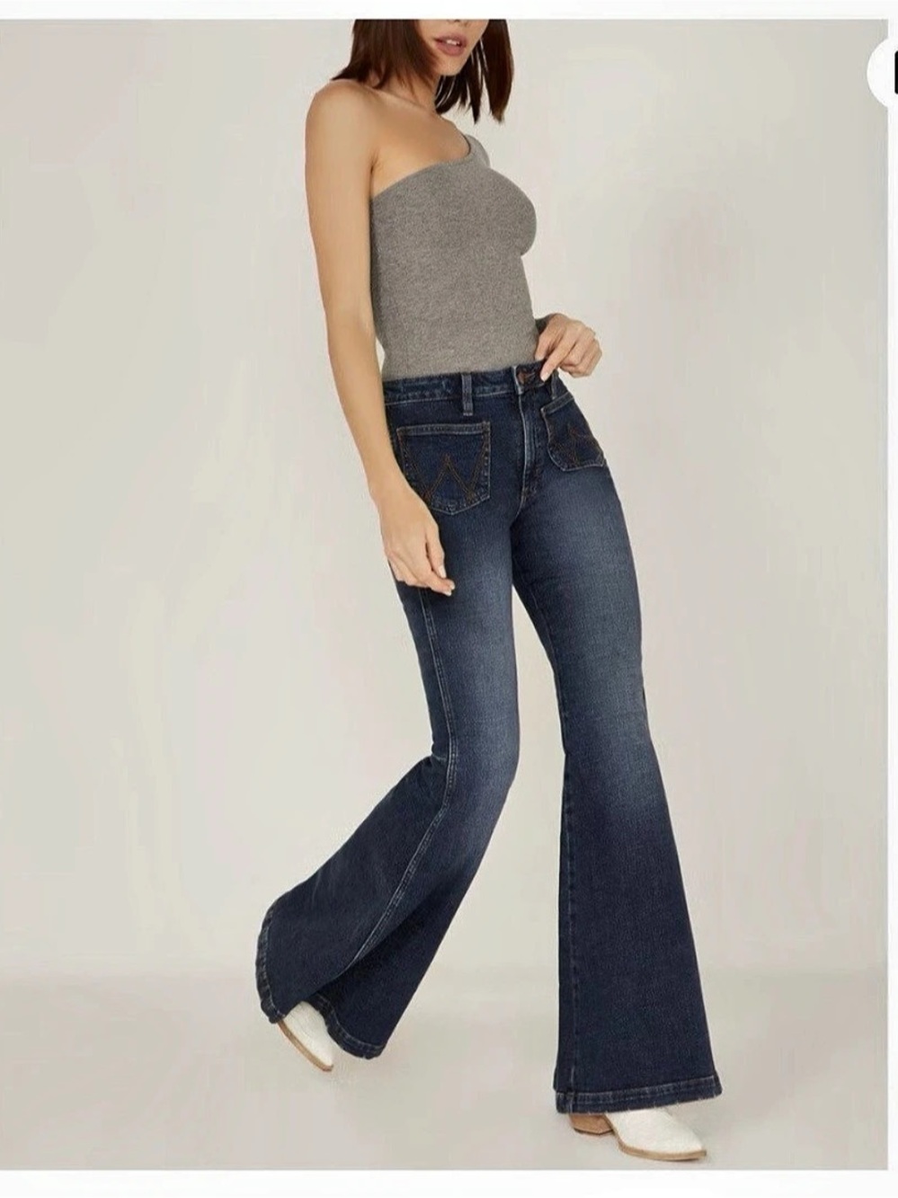 Wrangler Retro Flare Jeans in Blue Waist 26 x 30 NWT